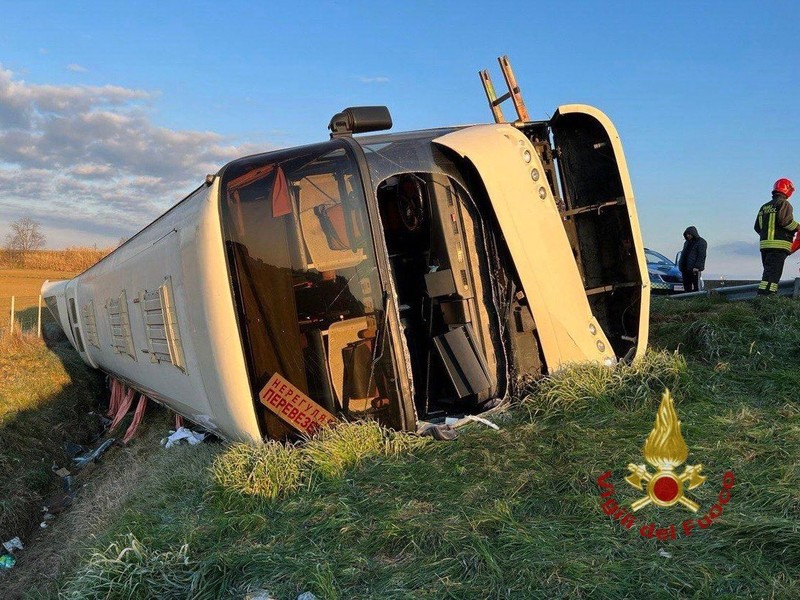 Tragedia nella tragedia sulla A14 autobus di ucraini si ribalta c è