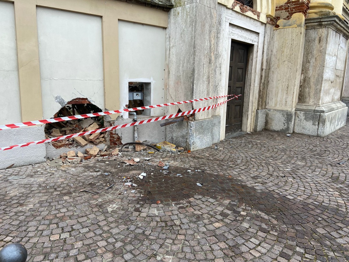 Zeme Con L Auto Si Schianta Contro Il Muro Della Chiesa Parrocchiale