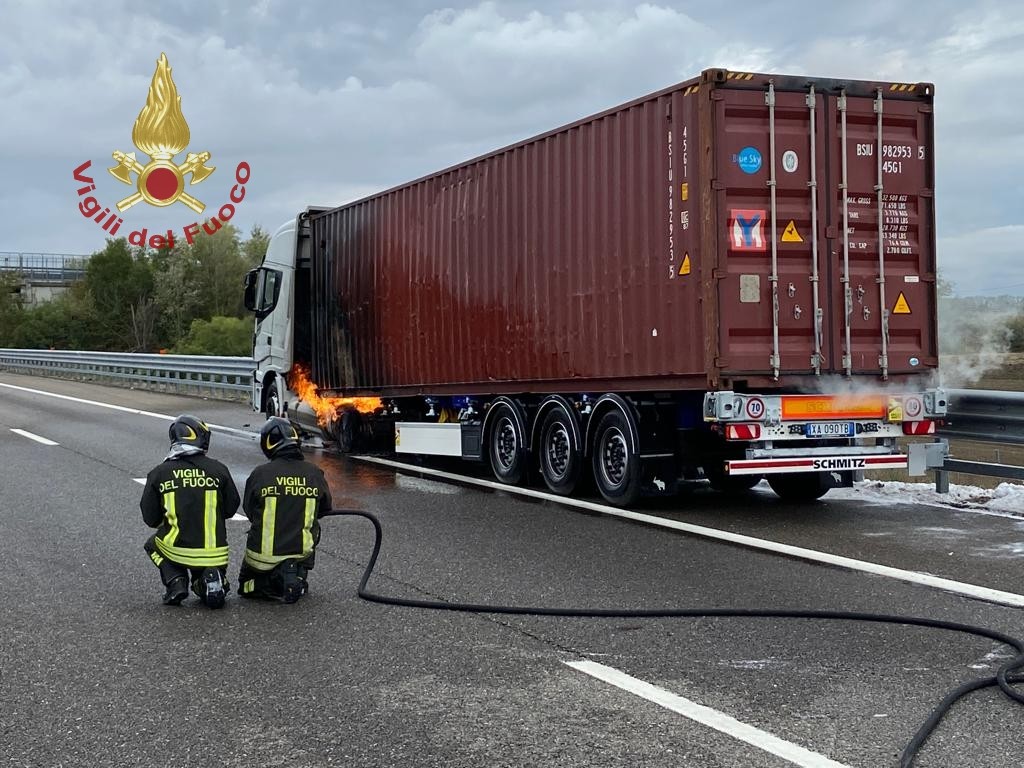 Casei Gerola In Fiamme I Serbatoi Gnl Di Un Tir Sull Autostrada Milano