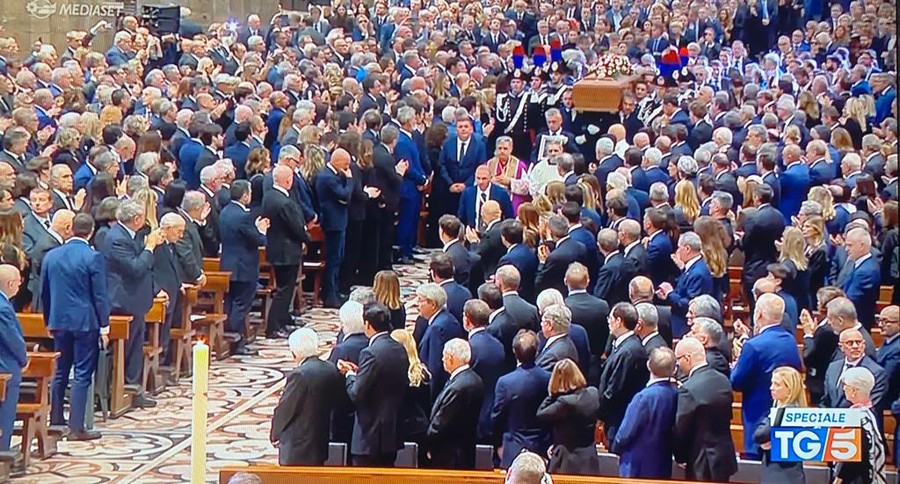 I Funerali Di Stato Di Berlusconi In Duomo. L'omelia Dell'arcivescovo ...