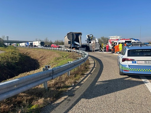 Schianto tra camion sulla Torino-Piacenza, perde la vita un 62enne