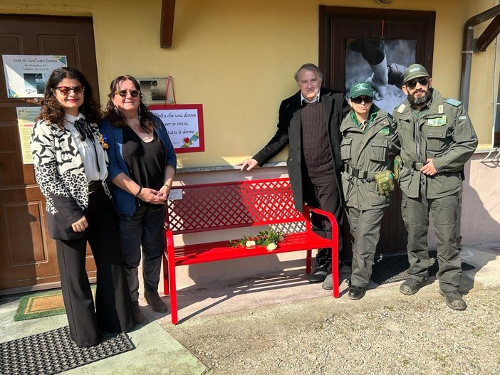 Inaugurata la Panchina Rossa presso la sede di Con Tatto Donna a Vigevano