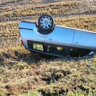 Zeme: escono di strada con l'auto sulla statale 494, soccorsi padre e figlio