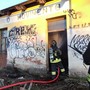 Pavia: incendio sul tetto di un'area dismessa della stazione ferroviaria, sul posto i Vigili del fuoco