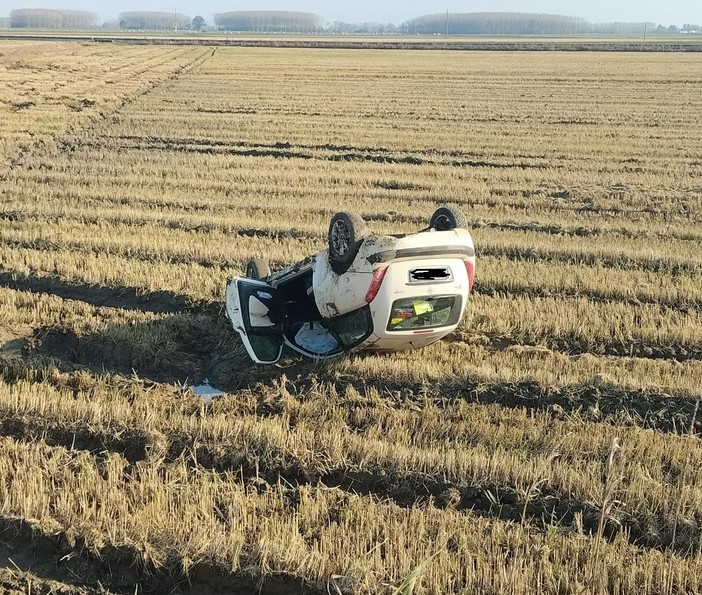 Mede: esce di strada con l'auto e si ribalta in un campo, ferita una 52enne