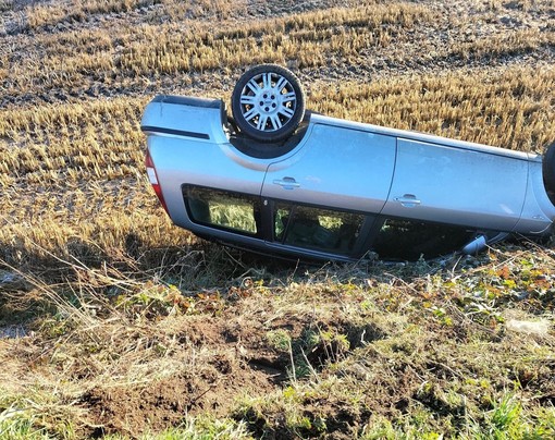 Zeme: escono di strada con l'auto sulla statale 494, soccorsi padre e figlio