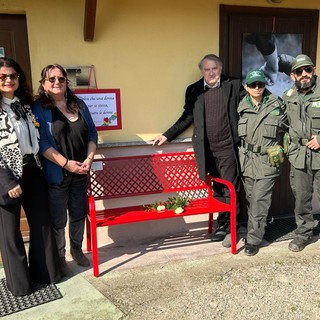 Inaugurata la Panchina Rossa presso la sede di Con Tatto Donna a Vigevano