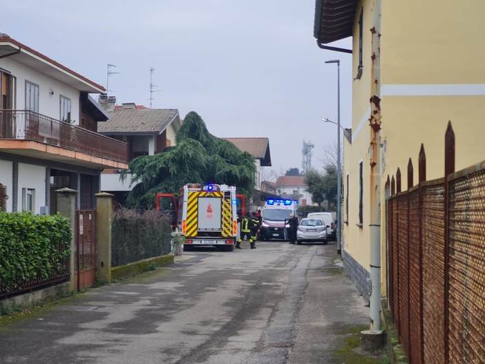 Mede: fuga di monossido per un camino intasato, soccorso 59enne