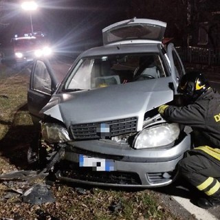 Oltrepò: esce di strada con l'auto e si schianta contro un albero, ferito un 78enne