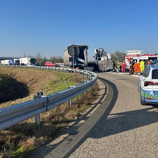 Schianto tra camion sulla Torino-Piacenza, perde la vita un 62enne