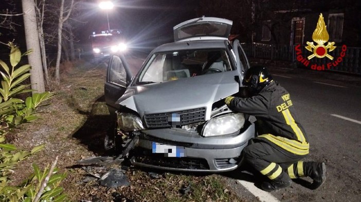 Oltrepò: esce di strada con l'auto e si schianta contro un albero, ferito un 78enne