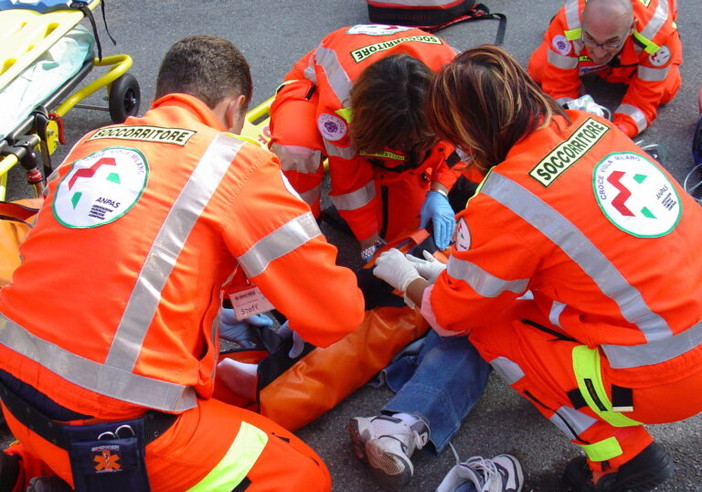 Scontro tra auto nel Pavese, tre donne ferite