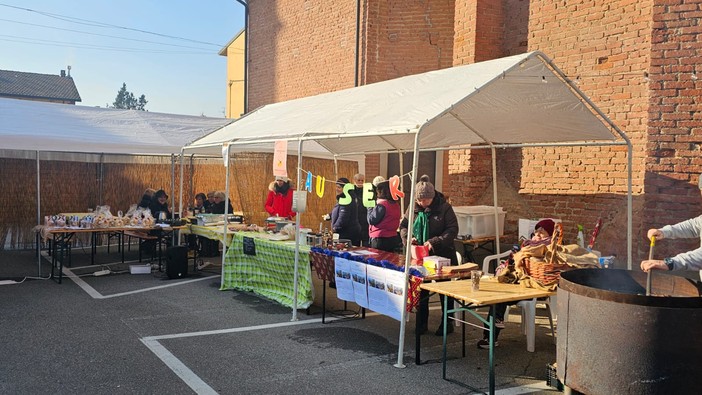 Pieve del Cairo: la magica atmosfera del Natale con il mercatino in piazza dell'oratorio, le immagini