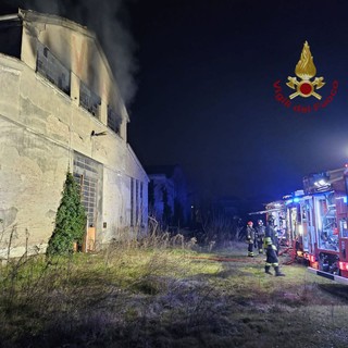 Voghera: incendio all'ex dogana, sul posto diverse squadre di Vigili del fuoco