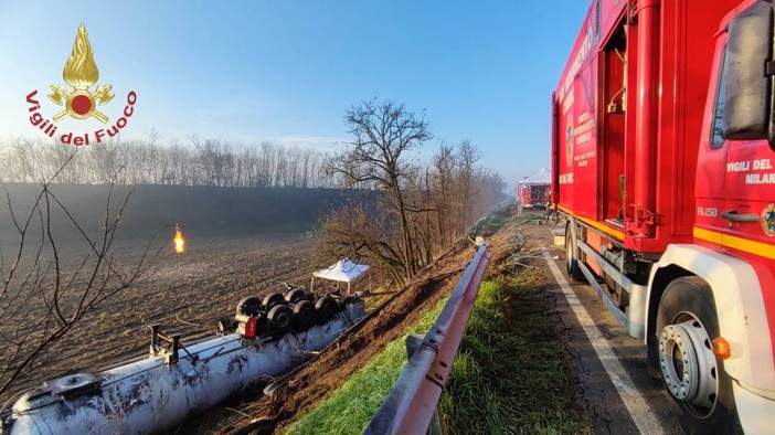 Pieve Albignola, autocisterna ribaltata sulla provinciale 193 bis: proseguono le operazioni di messa in sicurezza. Strada ancora chiusa al traffico