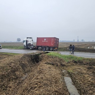 Mede: esce di strada con il Tir sulla provinciale 194, soccorso un 55enne