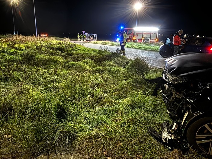 Mede: scontro auto-furgone nella rotatoria sulla provinciale 194, ferite due persone