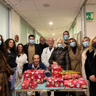 Pavia, i movimenti giovanili &quot;Forza Italia Giovani&quot; e &quot;Azzurro Donna&quot; hanno portato doni ai bambini del reparto pediatrico oncologico del San Matteo