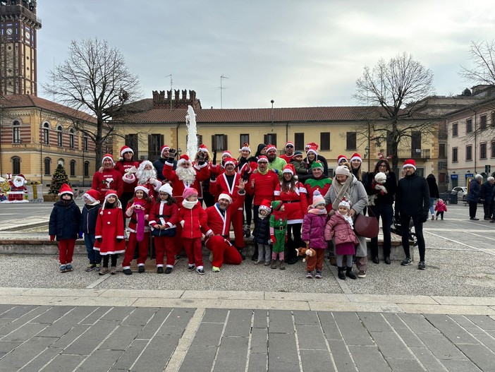 FOTONOTIZIA. Mede, la corsa dei Babbi Natale in piazza della Repubblica