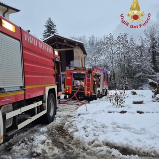 Oltrepò: rogo divora abitazione a Montesegale, Vigili del fuoco impegnati per circa 9 ore