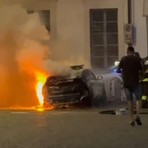 Corbetta: brucia l’auto della Polizia locale nel cortile del palazzo comunale