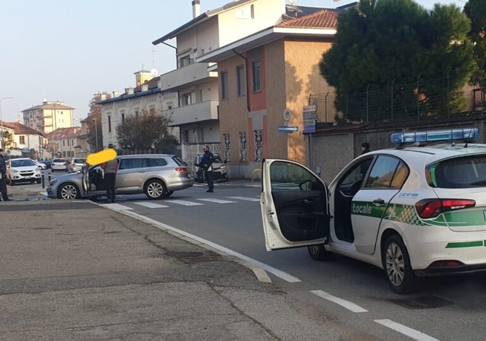 Magenta: incidente all’incrocio tra via Crivelli e Cozzi, pesanti danni ai mezzi