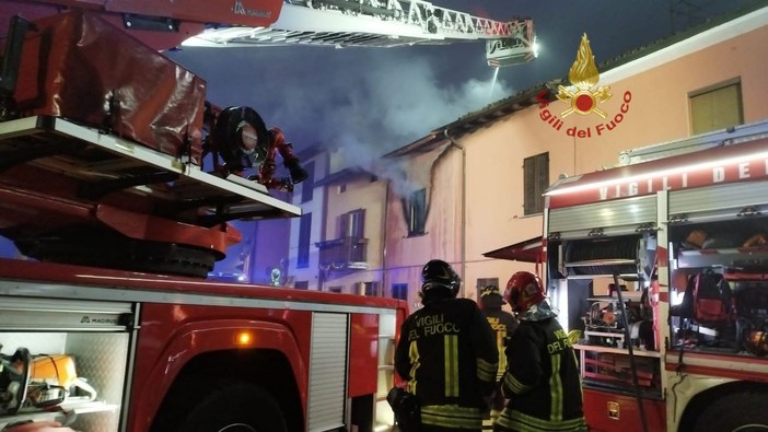 San Genesio: tre appartamenti in fiamme, 78enne trasportata in ospedale