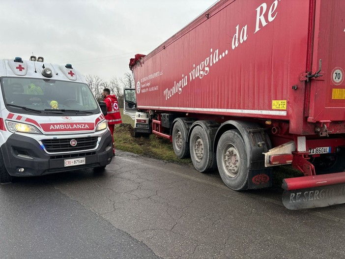 Pieve del Cairo: accusa un malore sul camion, muore un 46enne