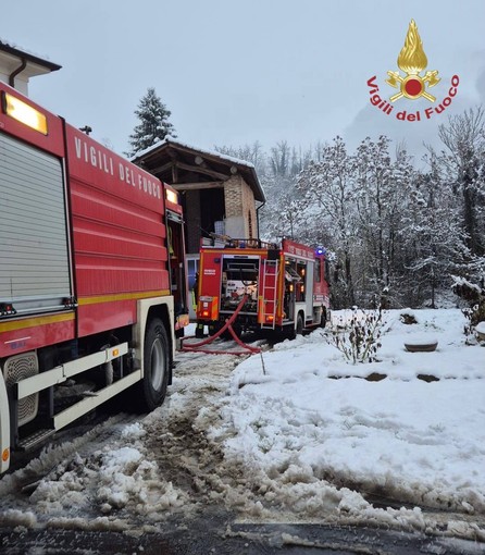 Oltrepò: rogo divora abitazione a Montesegale, Vigili del fuoco impegnati per circa 9 ore