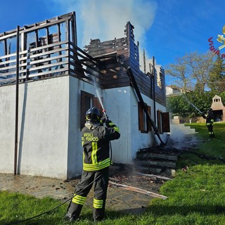 Oltrepò: incendio divora abitazione a Romagnese, intervengono i Vigili del fuoco