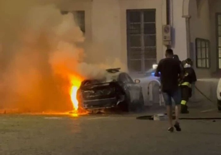 Corbetta: brucia l’auto della Polizia locale nel cortile del palazzo comunale