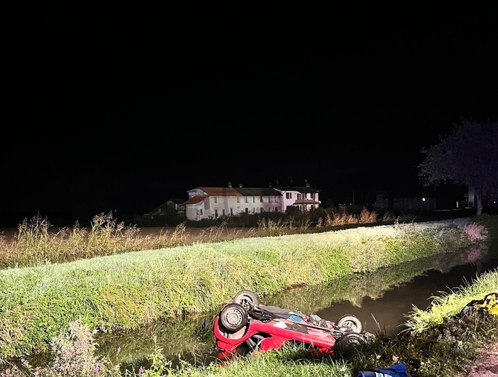 Gropello Cairoli: esce di strada con l'auto e finisce nel canale, perde la vita un uomo. Ferita donna 60enne