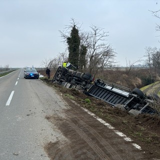 Sartirana, autoarticolato esce di strada sulla statale 494