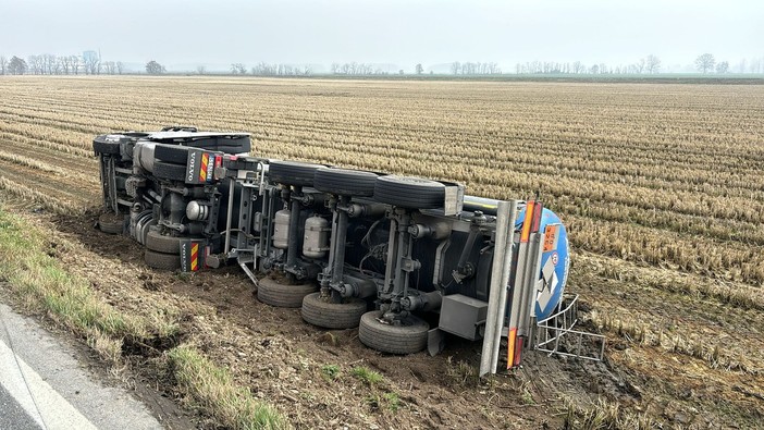 Lomello: autocisterna carica di acido si ribalta sulla statale 756, strada chiusa al traffico veicolare