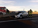 Pavia: auto si schianta contro il guardrail sulla tangenziale Est, soccorse 3 persone, una è grave