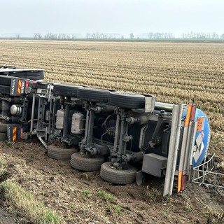 Lomello: autocisterna carica di acido si ribalta sulla statale 756, strada chiusa al traffico veicolare