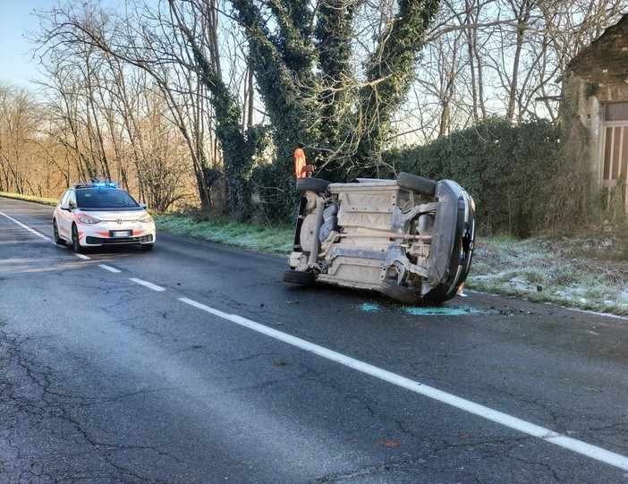 Pieve del Cairo: si ribalta con l'auto alla frazione Gallia, illeso un 30enne