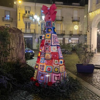 &quot;L'albero del cuore&quot; a Trecate raccoglie 50 pacchi per chi si trova in difficoltà