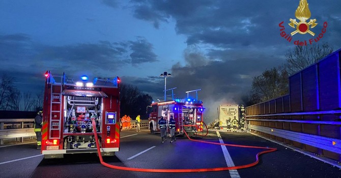 Autotreno carico di carta in fiamme sull'autostrada A7, tra Bereguardo e Gropello Cairoli