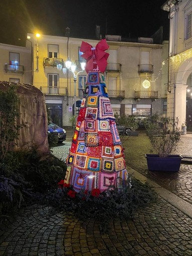 &quot;L'albero del cuore&quot; a Trecate raccoglie 50 pacchi per chi si trova in difficoltà