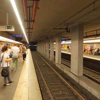 Brusca frenata del metrò: 5 contusi a Milano