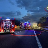 Autotreno carico di carta in fiamme sull'autostrada A7, tra Bereguardo e Gropello Cairoli