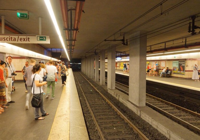 Brusca frenata del metrò: 5 contusi a Milano