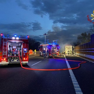 Autotreno carico di carta in fiamme sull'autostrada A7, tra Bereguardo e Gropello Cairoli