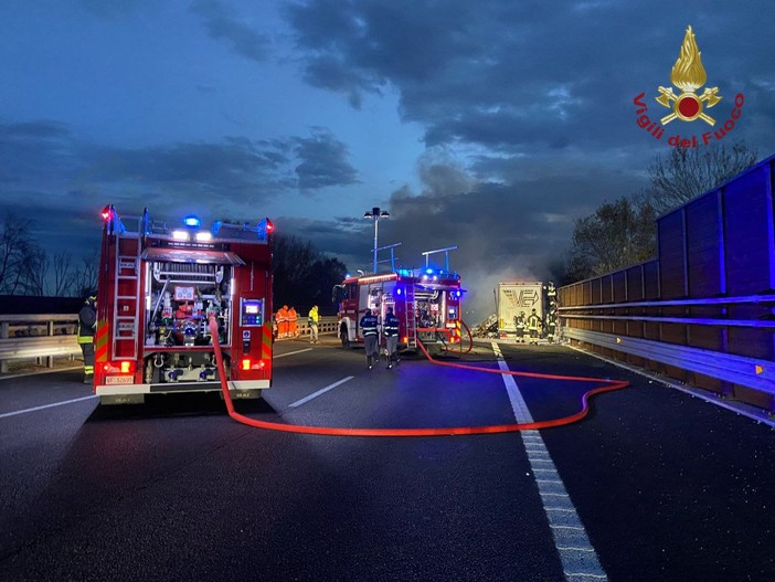 Autotreno carico di carta in fiamme sull'autostrada A7, tra Bereguardo e Gropello Cairoli