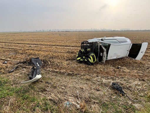 Breme: esce di strada con l'auto sulla provinciale 194, ferita una 26enne