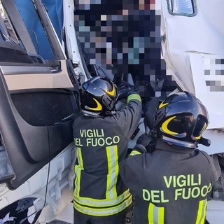 Oltrepò: scontro tra camion sull'autostrada Torino-Piacenza, feriti i due autisti