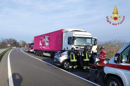 Scontro auto-camion sulla tangenziale di Casteggio, ferito un uomo 44enne