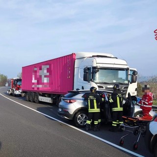 Scontro auto-camion sulla tangenziale di Casteggio, ferito un uomo 44enne