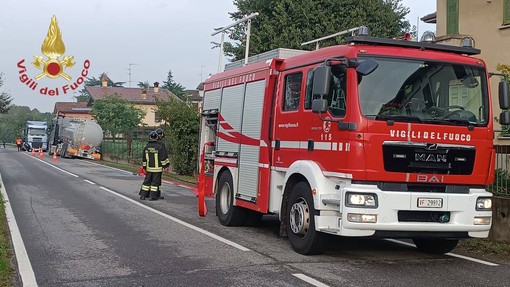 Zinasco, camion contenente sostanze infiammabili esce di strada, Vigili del fuoco in azione e circolazione interrotta per alcune ore